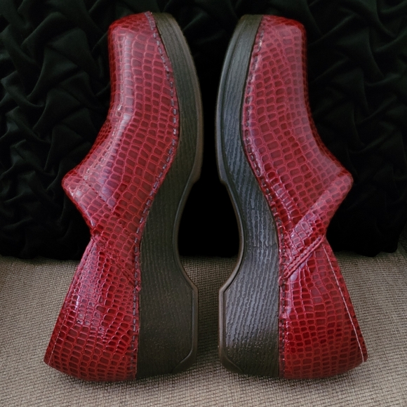 GH BASS & CO ROBYN RED EMBOSSED SLIP ON CLOGS - Picture 4 of 12